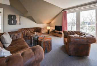 Maira - Sonnenhof 8 allows 18 year olds to book a room