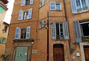 La Maison des Artistes allows 18 year olds to book a room