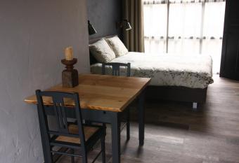 D n Wasschappelsen Engel Windkracht 9 en Windkracht 10 allows 18 year olds to book a room