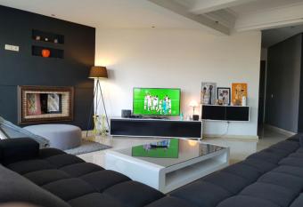 Spacious Modern Penthouse, with View allows 18 year olds to book a room