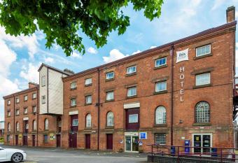 ibis budget Burton Upon Trent Central allows 18 year olds to book a room