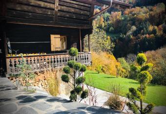 Le 30 allows 18 year olds to book a room