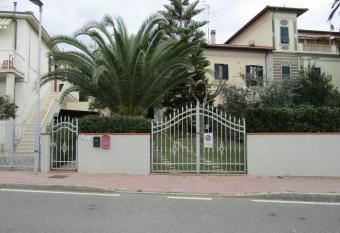 Casa Rosy has Balcony rooms