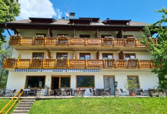 Hotel Carossa bed&breakfast allows 18 year olds to book a room