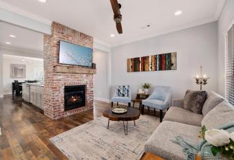 The Country Cottage - Half Mile from Railyard Bike Park has Balcony rooms