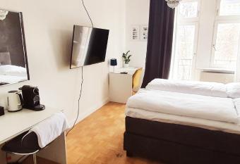 sonniges Zimmer mit Balkon im Herzen Mannheims allows 18 year olds to book a room