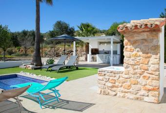 FINCA ROMER has Balcony rooms