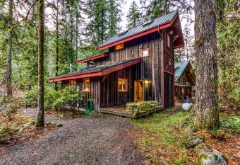 Eagle's Perch has Balcony rooms