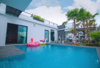 Spring Vintage Pool Villa has rooms with a private hot tub