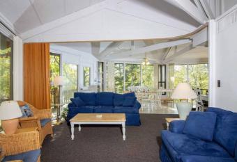 Unit 6 - Treetop 2 Bedroom Villa has Balcony rooms