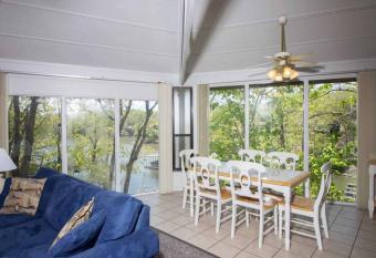 Unit 7 - 2 Bedroom Treetop Villa has rooms with a private hot tub