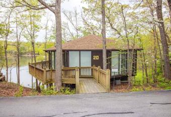 Unit 20 - Treetop 2 Bedroom Villa has rooms with a private hot tub