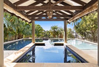 Coolum Ocean Views, Oasis Pool, Cinema & Games Room has rooms with a private hot tub