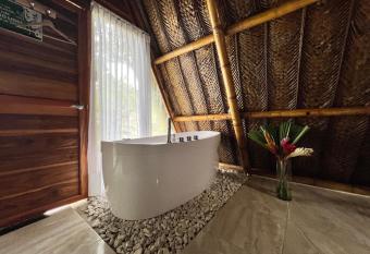 Ecohabs Bamboo Parque Tayrona - Dentro del PNN Tayrona has rooms with a private hot tub