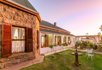 Ravenscliff Manor has Balcony rooms