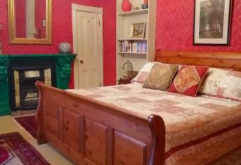 Chrysler House has rooms with a private hot tub