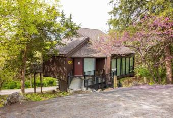 Unit 105 - Treeloft 3 Bedroom Villa has rooms with a private hot tub