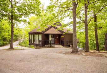 Unit 100 - Treeloft 3 Bedroom Villa has rooms with a private hot tub