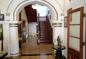 Manor House-Kandy has rooms with a private hot tub