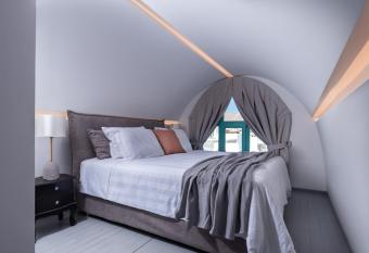 Santa Irina Luxury Sunny Lofts allows 18 year olds to book a room