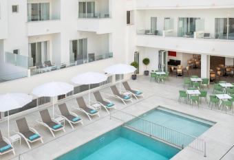 Aparthotel Marina Drach allows 18 year olds to book a room