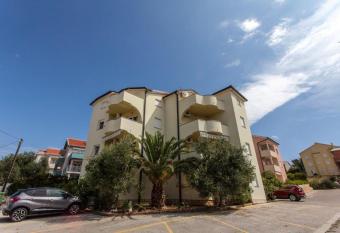 Apartment Mir allows 18 year olds to book a room