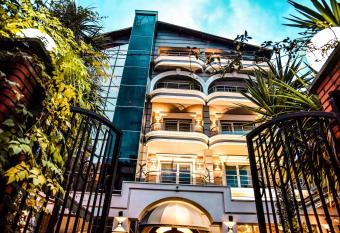 VH Broadway Tirana Hotel has rooms with a private hot tub