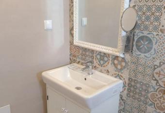 Casa 50 allows 18 year olds to book a room