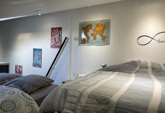 Loft exceptionnel    W  pion avec jacuzzi ext  rieur et cabine infrarouge has rooms with a private hot tub