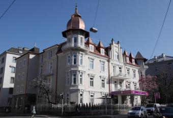 Hotel Villa Carlton - Adults Only allows 18 year olds to book a room