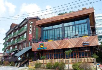 White Cabin has Balcony rooms