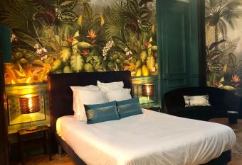 Le Ba Roc has rooms with a private hot tub