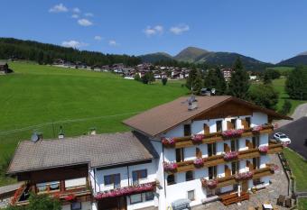 Pension Lucknerhof has Balcony rooms