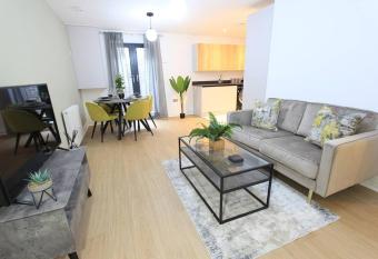 Cabot Mews Apartment 1 has Balcony rooms