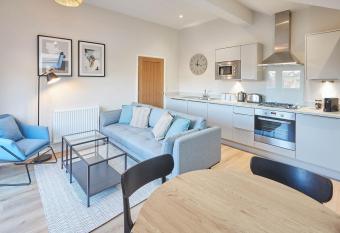 Host & Stay - Skyline Apartment has Balcony rooms