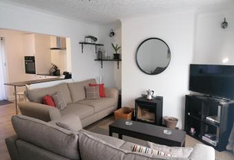 Two Sails Brixham - Spacious modern family seaside home - parking - wood-burner - dog friendly has Balcony rooms