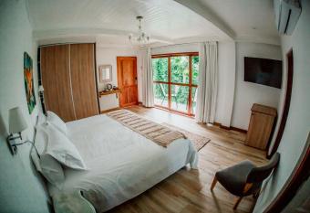 Bot  nica Iguaz   The House Experience has rooms with a private hot tub