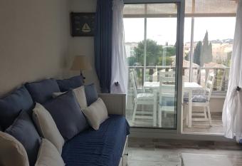 Sanary sur mer,Soleil et douceur II has Balcony rooms