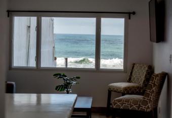 BEACHVIEWS 4 Bedroom House - sleeps 10 has Balcony rooms