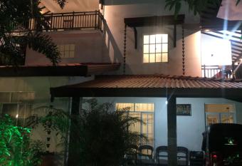 Hiriketiya New Radiant House has Balcony rooms