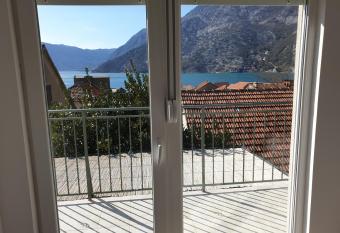 Apartments Montenegro Risan   u  kovi   has Balcony rooms