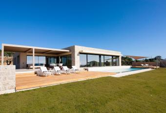 Villa Petra allows 18 year olds to book a room