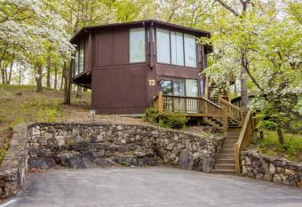 Unit 13-Treetop 2 Bedroom Villa has Balcony rooms