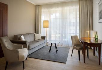 Arabella Jagdhof Resort am Fuschlsee, a Tribute Portfolio Hotel has rooms with a private hot tub