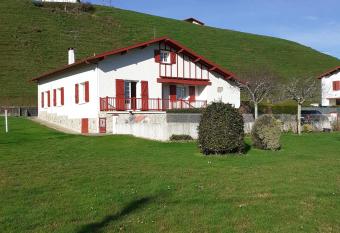 UR ONDOAN - Appartement Saint P  e sur Nivelle has Balcony rooms