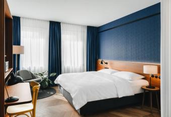 Hotel Gilbert allows 18 year olds to book a room