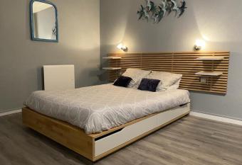 Studio proche des falaises, du port et des plages allows 18 year olds to book a room