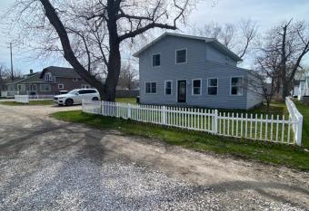 5 Bedroom Lakeside Home Sleeps 12 - Shared Lake Access, Large Yard, Central Air, Fire Pit, Horseshoes & More! has Balcony rooms