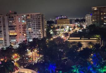 Beautiful remodeled condominiun with an impecable view to the beach and city avenues walk distance to the beach has Balcony rooms