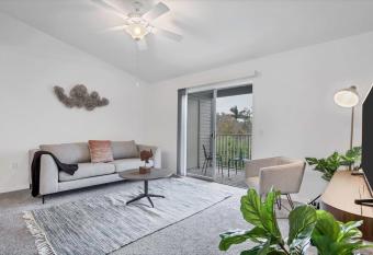 Viagem Peaceful 2BR Balcony Pool Gym 4min to IMG has Balcony rooms